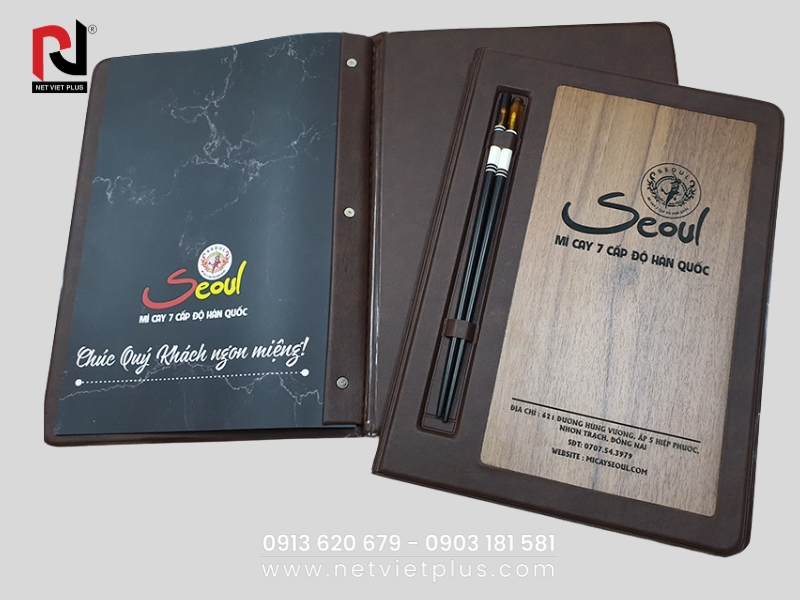 Đẳng cấp và sang trọng với mẫu menu gỗ tự nhiên